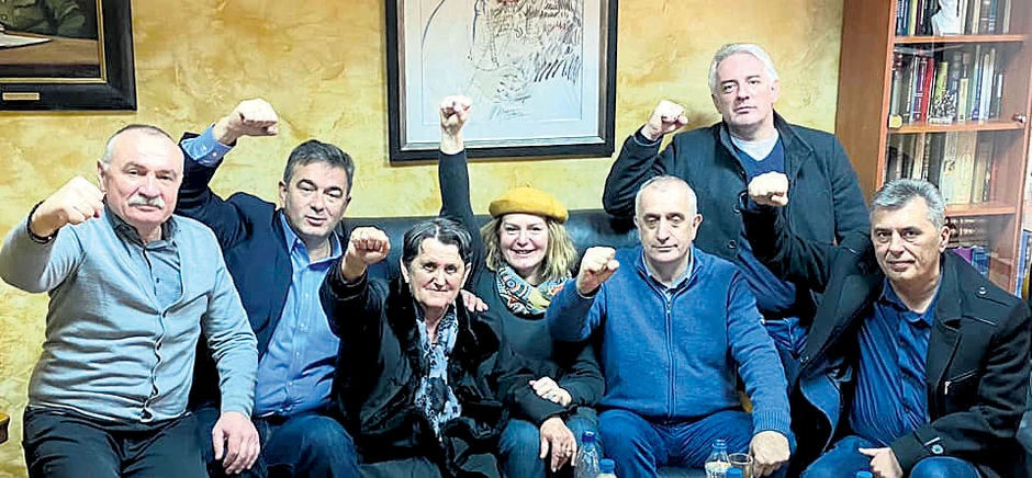 Ratka Knežević, majka Milana Kneževića, juče nakon puštanja iz pritvora sa liderima Demokratskog fronta