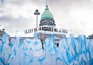 Demonstranti, koji su protestovali protiv zakona, držali su ispred kongresa transparent na kome je pisalo: "La Ley de Glaciares no se toca" - Držite ruke dalje od Zakona o glečerima | Foto: Getty Images