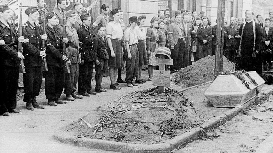 Pogrzeb powstańca w 1944 roku. W powstaniu zginęło nawet 180 tys. ludzi, a miasto uległo zniszczeniu.