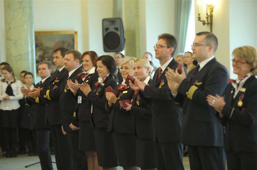 Prezydent odznaczył kpt. Wronę i ...