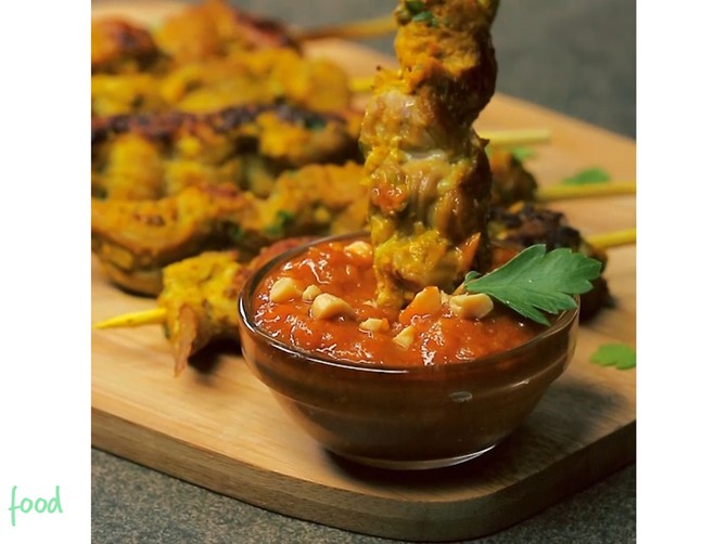 Noizz_food_Svinjski_raznjici_sa_kikiriki_sosom_-_Tailand_safe