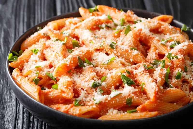 Penne alla vodka przepis / ALLEKO / GettyImages 