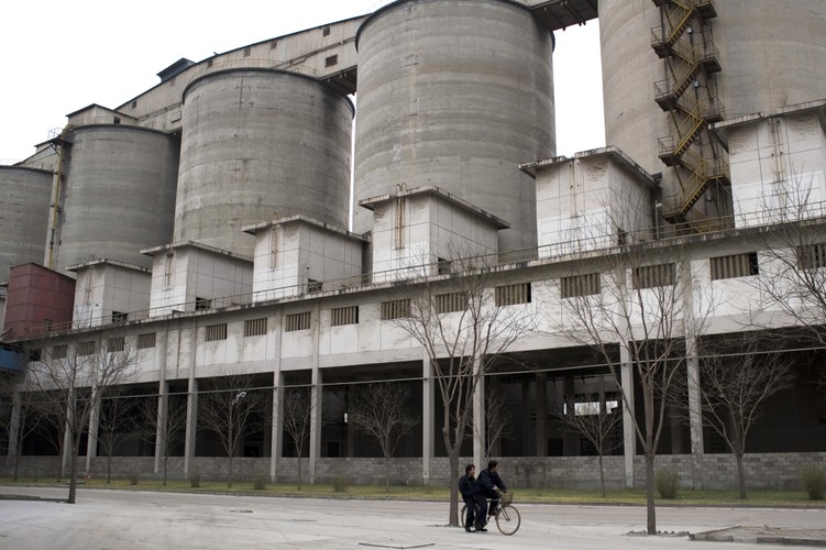 W dwa lata Chiny wyprodukowały więcej cementu niż USA w całym XX wieku. Państwo Środka jest największym producentem cementu na świecie, a z całkowitej światowej produkcji konsumuje 60 proc.
