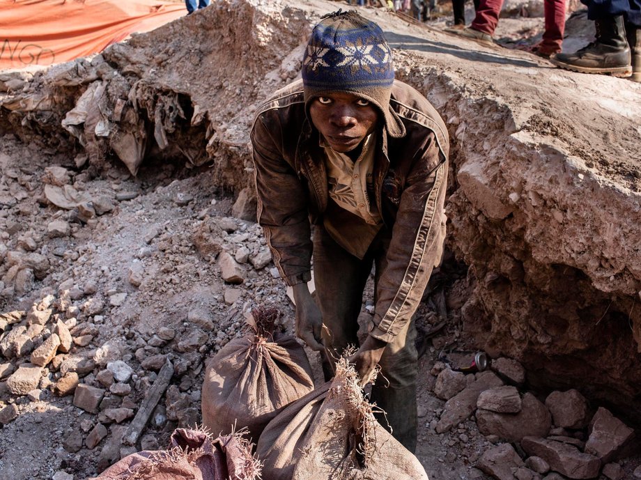  Górnik związuje worki z kobaltem w kopalni CDM (Congo DongFang International Mining) Kasulo.  