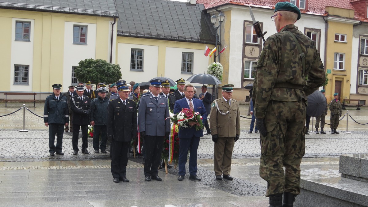 Wiceminister spraw wewnętrznych i administracji Jarosław Zieliński złożył wieniec pod pomnikiem Józefa Piłsudskiego w Białymstoku w 96. rocznicę bitwy o Białystok. Wieńce i kwiaty złożyli też wojewoda podlaski Bogdan Paszkowski, wiceprezydent Białegostoku Rafał Rudnicki i wicemarszałek województwa Maciej Żywno.