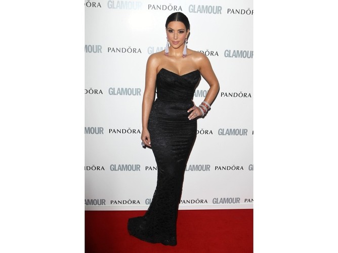 Na wielkie wyjścia: czerń. Dopasowana kreacja w tym kolorze wysmukla sylwetkę.