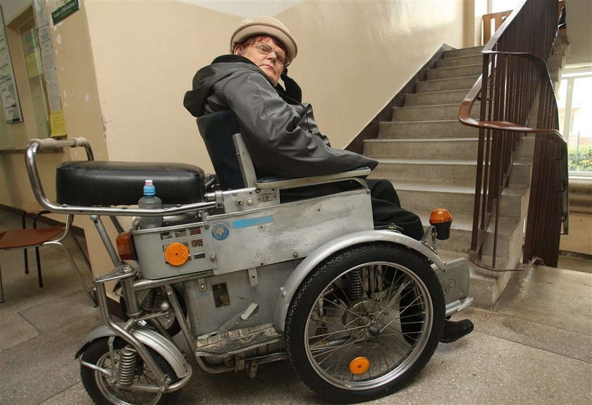 Niepełnosprawni do przychodni nie wejdą