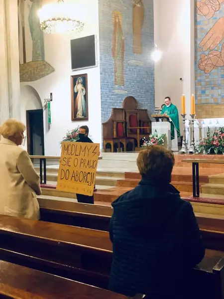 Transparent z hasłem &quot;Módlmy się o prawo do aborcji&quot; w  kościele pw. Matki Boskiej Nieustającej Pomocy na Saskiej Kępie