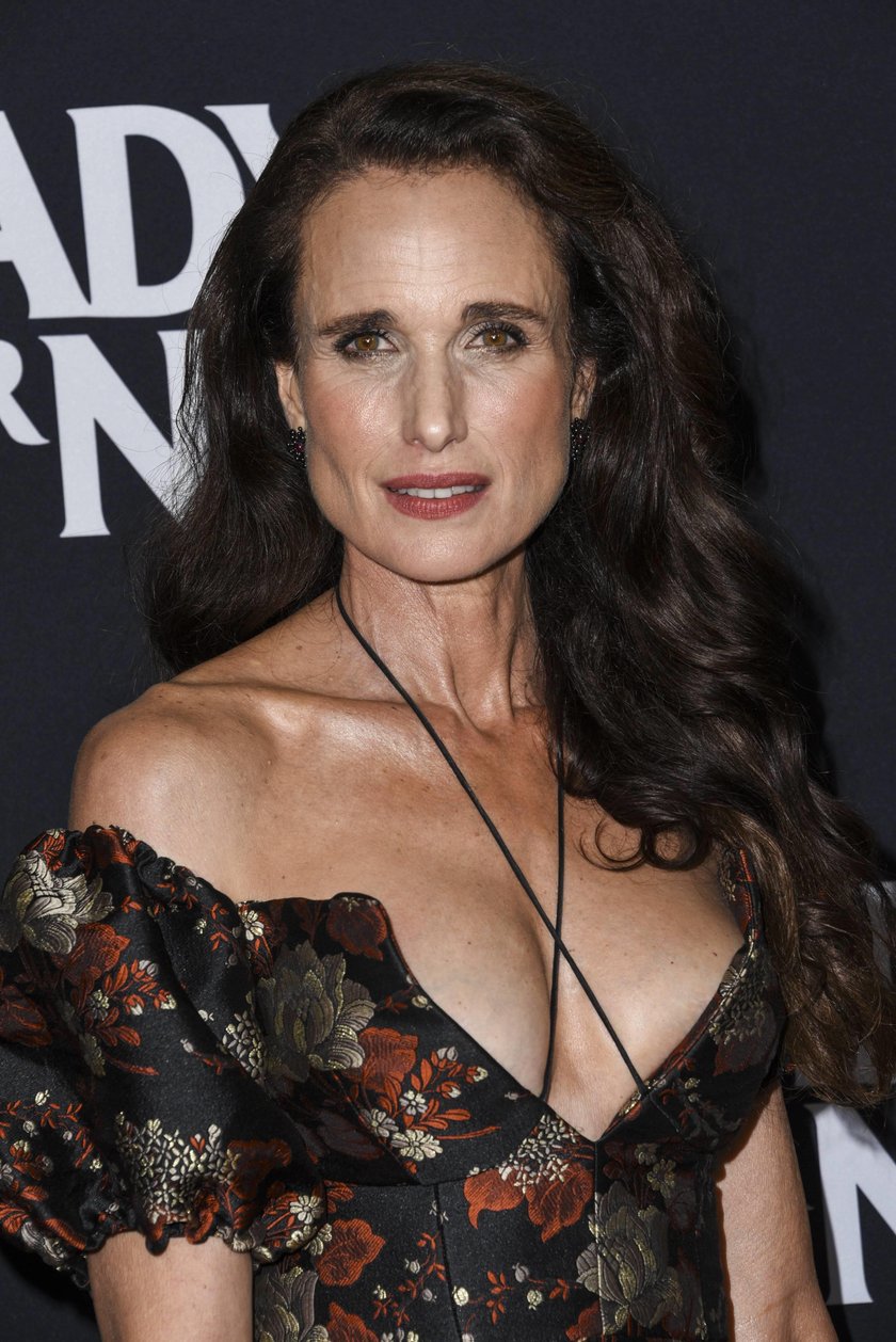 Andie MacDowell kusi głębokim dekoltem