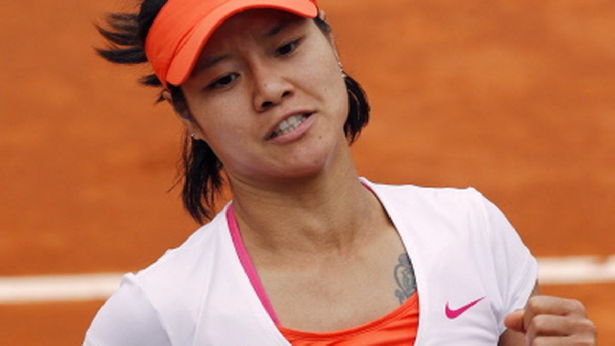 Chinka Na Li zyskała ogromne uznanie w swojej ojczyźnie po sobotnim sukcesie w finale French Open. 29-latka, jako pierwsza tenisistka z Azji, triumfowała w turnieju Wielkiego Szlema pokonując na kortach Rolanda Garrosa Włoszkę Francescę Schiavone w dwóch setach - 6:4, 7:6.
