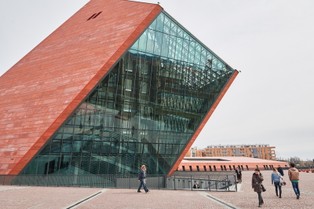 To jeden z największych tego typu obiektów na świecie. Otwarto Muzeum II Wojny Światowej w Gdańsku [ZDJĘCIA]