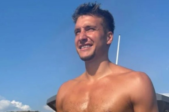 "NOVI STORI OD DRUGARA ŠTO VAM DOĐE LOVU" Bogdan Bogdanović pokazao u kakvoj raskoši uživa na moru, KOMENTARI PLJUŠTE: Pokazuje i mišiće u teretani (FOTO)