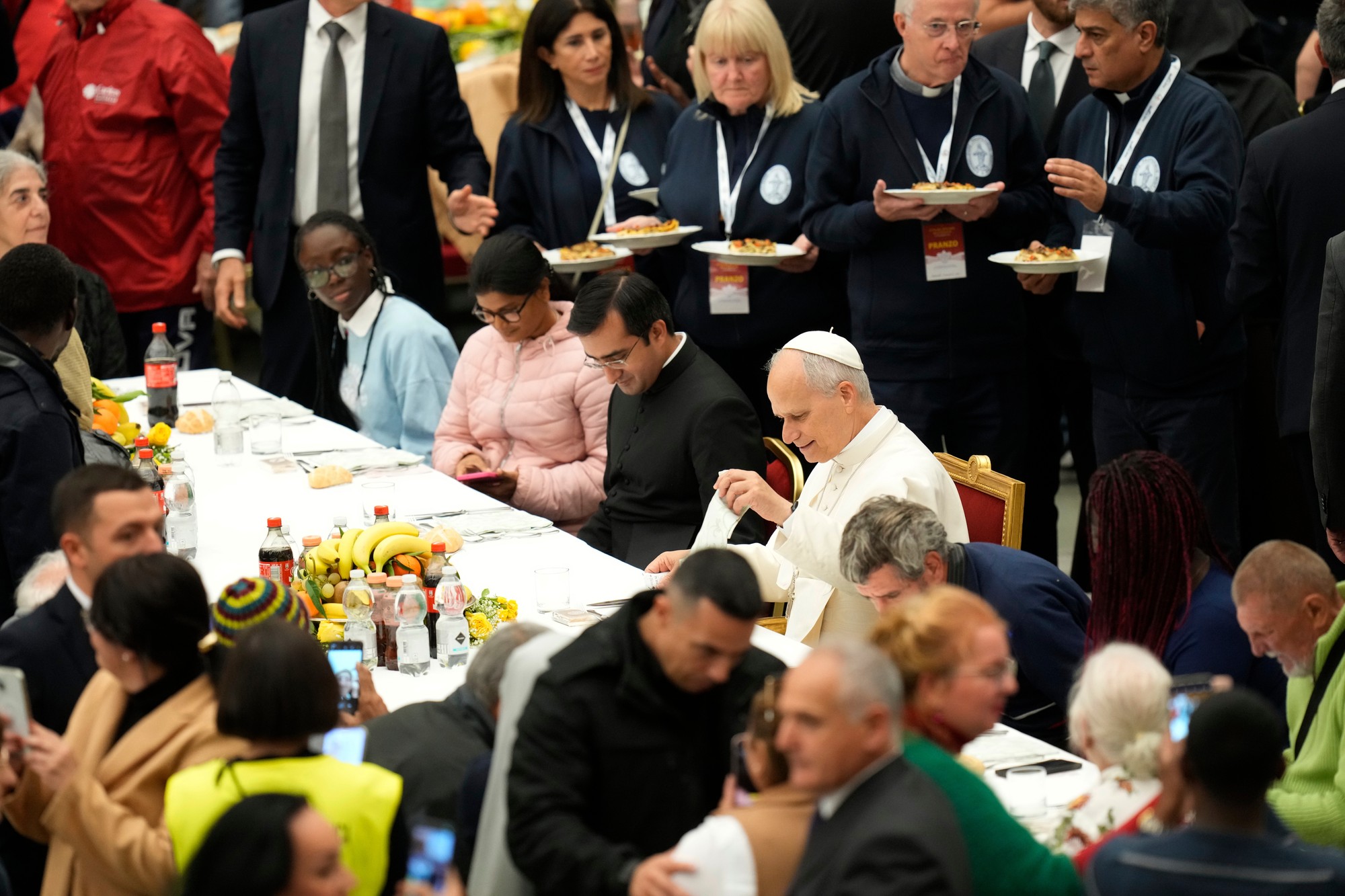Pápež Lev XIV. na každoročnom obede pre chudobných vo vatikánskej aule Pavla VI. 