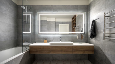 Lustro do łazienki — jak wybrać idealne? Okrągłe, prostokątne, a może z podświetleniem?