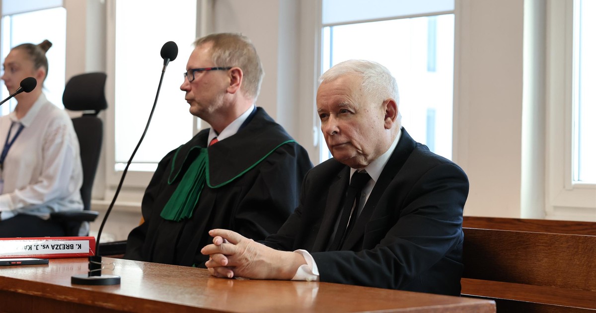 Jarosław Kaczyński usiadł na ławie oskarżonych. Mamy zdjęcia