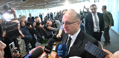 Wawrzyk tłumaczył się dziennikarzom. Nagle stanął za nim poseł Konfederacji i zrobił to