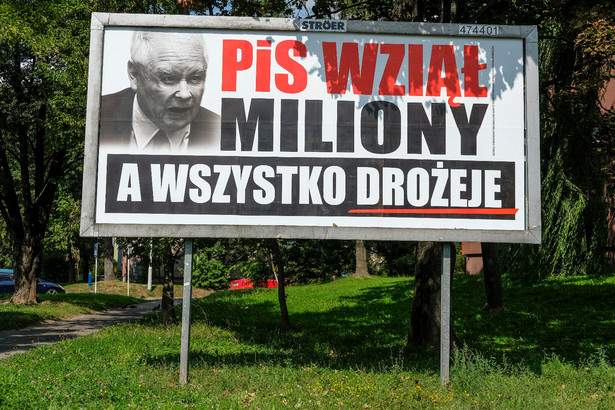 Billboard przeciwko PiS sfinansowany przez koalicyjny komitet wyborczy Platforma Nowoczesna Koalicja Obywatelska