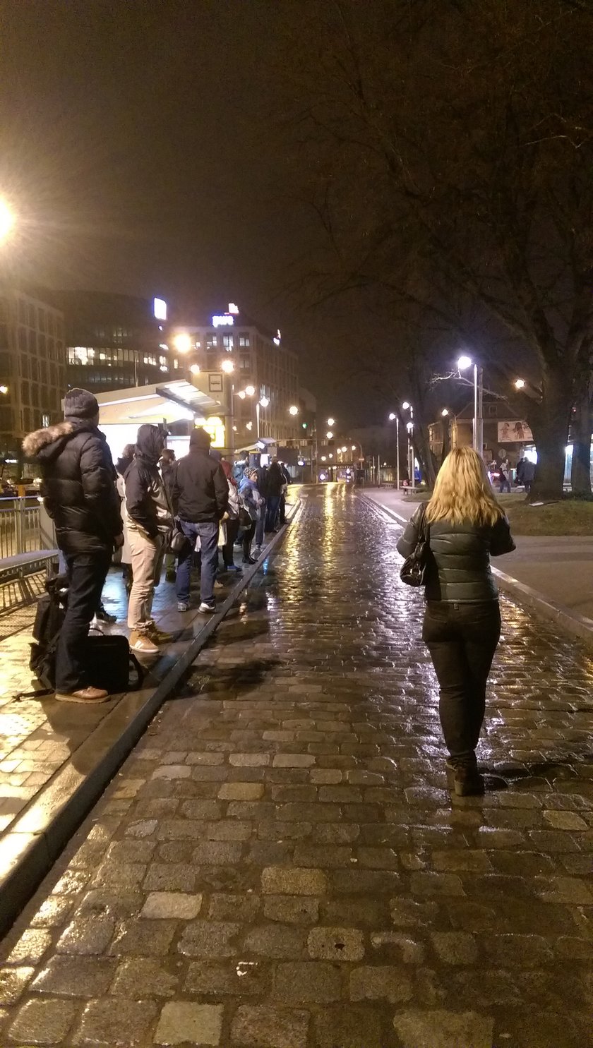 Tłum pasażerów na przystanku autobusowym przy ul. Ślężnej we Wrocławiu