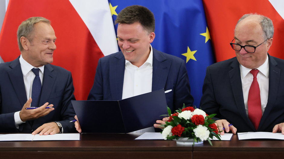 Donald Tusk (przewodniczący Platformy Obywatelskiej), Szymon Hołownia (lider Polski 2050) i Włodzimierz Czarzasty (współprzewodniczący Nowej Lewicy) podczas spotkania w Senacie w Warszawie