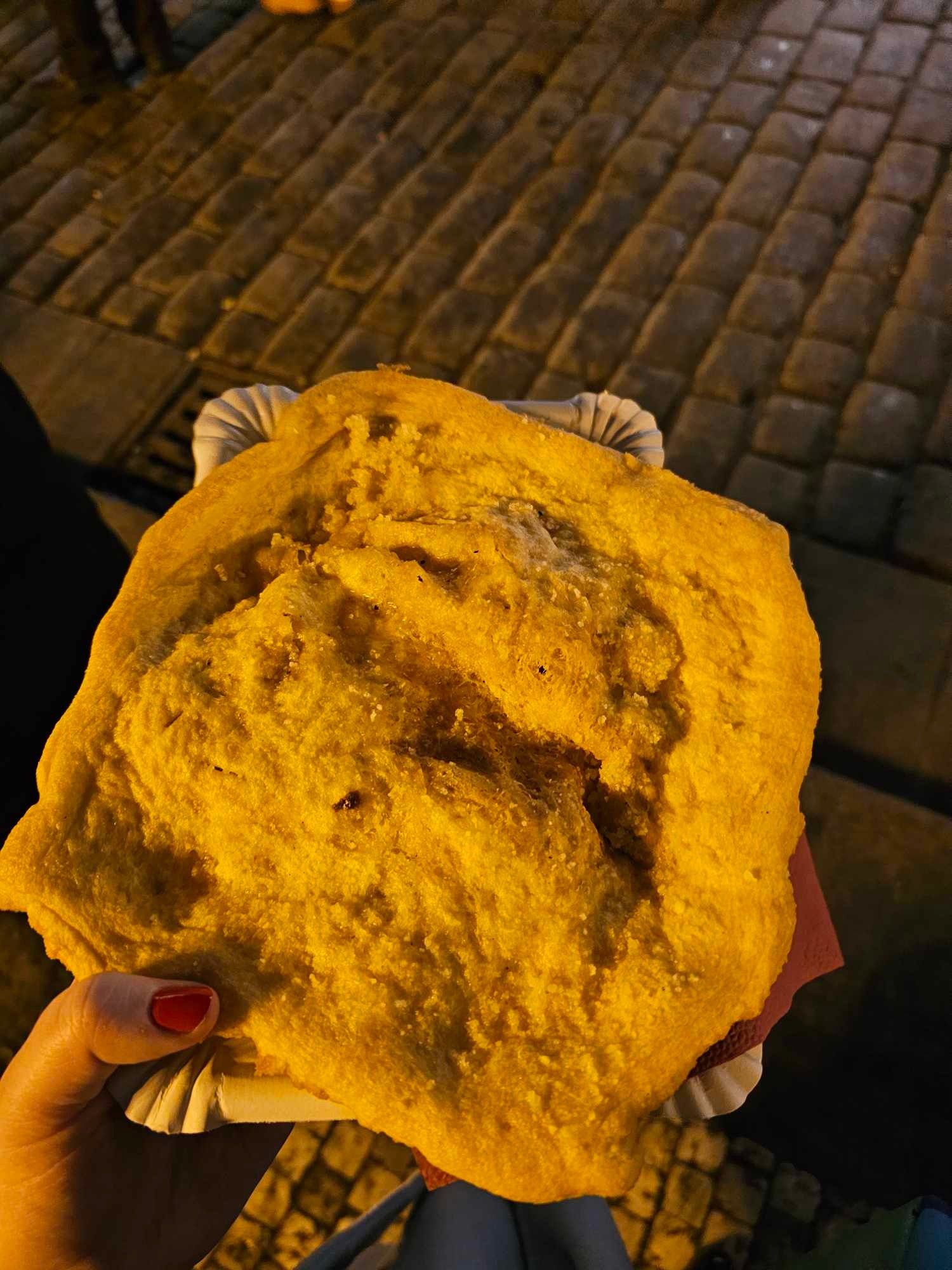 Lenka si kúpila langoš a sladkú knedličku.