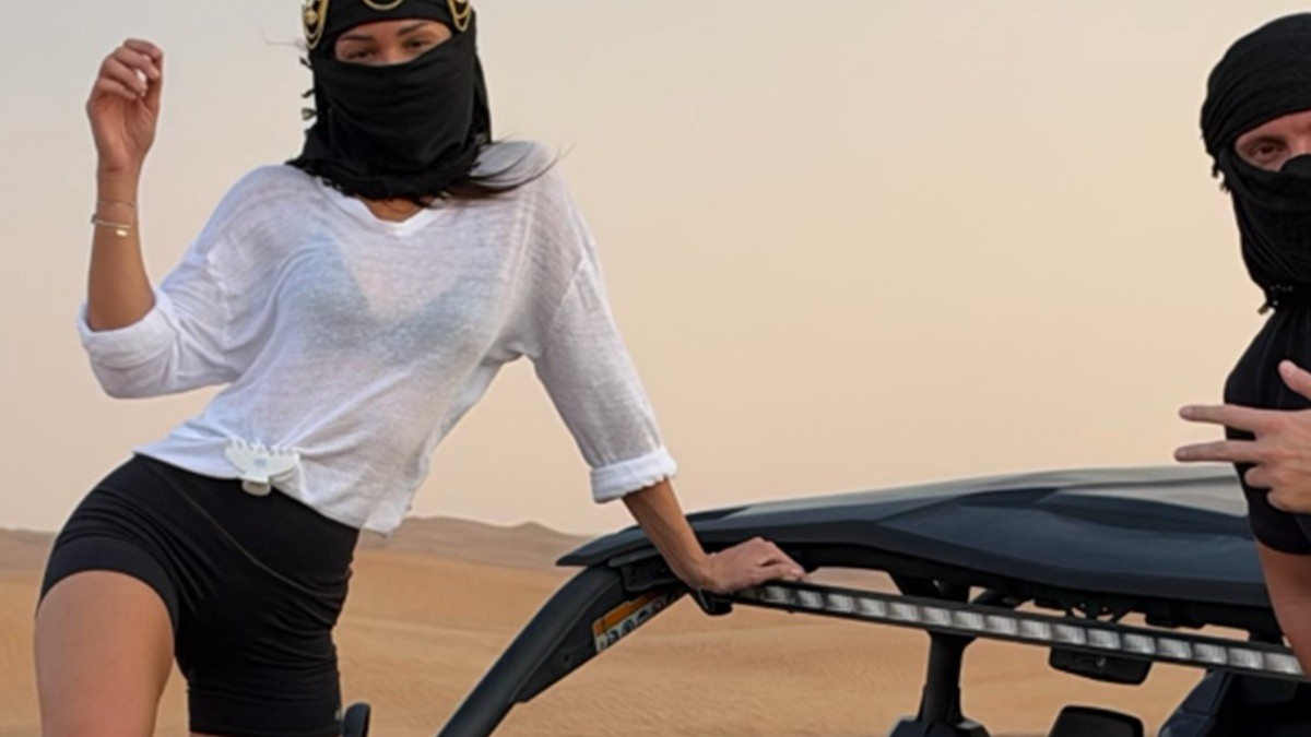BRESKVICA POKAZALA MOMKA S KOJIM JE U VEZI POSLE POLICAJCA Njegove oči i mišići u prvom planu, pokazuje tri prsta u Emiratima (FOTO)