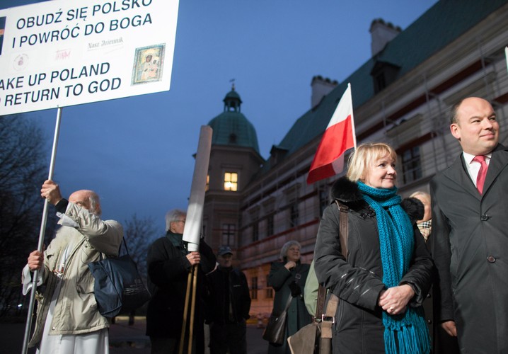 Manifestacja środowisk związanych z PiS i Radiem Maryja przeciwko filmowi 