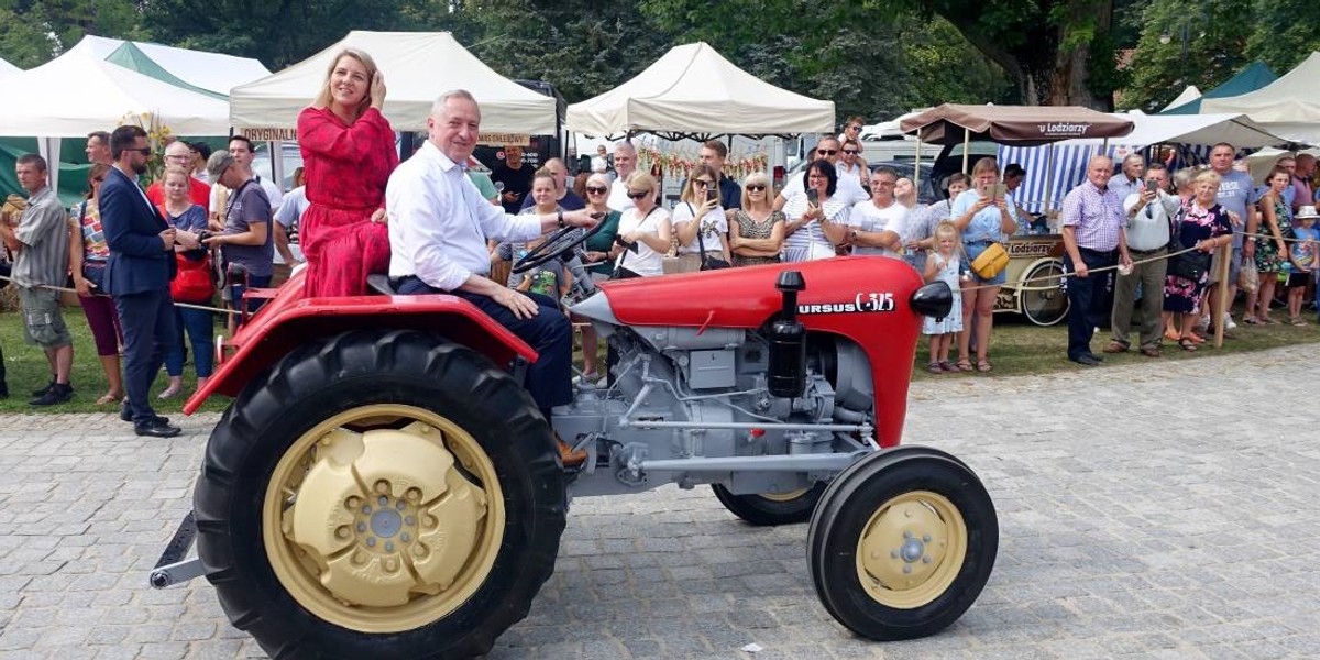 Tak wicepremier Henryk Kowalczyk wiózł pasażerkę traktorem. 