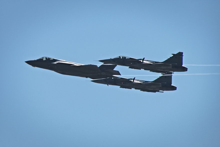 Amerykański F-35A na czele pary czeskich myśliwców Gripen.