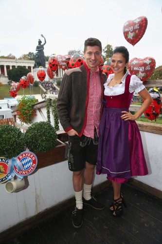 Lewandowscy na Oktoberfest. W takich strojach jeszcze ich nie widzieliście