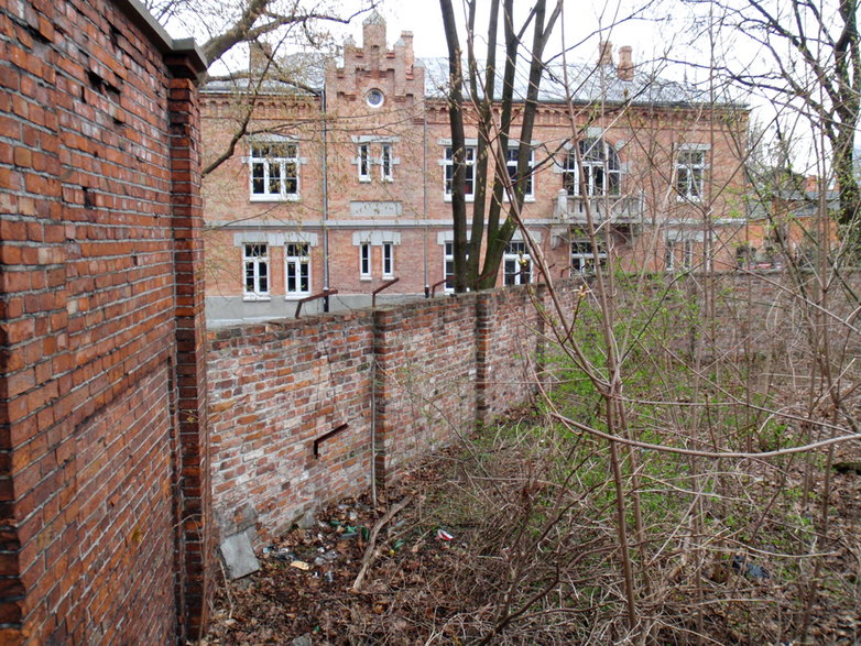 Mury getta stanowiło ogrodzenie cmentarza żydowskiego przy ul. Spokojnej. Fot. Mzungu, CC BY-SA 3.0, via Wikimedia Commons