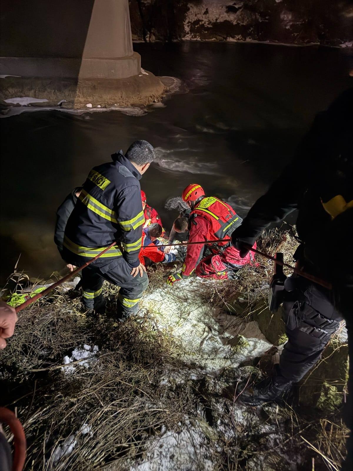Košickí hasiči pomáhali osobe v bezvedomí v rieke Torysa.