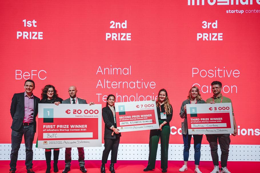 Nagrody dla laureatów Infoshare Startup Contest wręczyli prezydent Gdańska Aleksandra Dulkiewicz oraz Grzegorz Borowski, prezes Infoshare