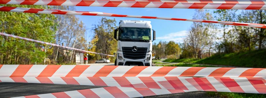 Protest przewoźników międzynarodowych przed polsko-ukraińskim przejściem granicznym w Korczowej. Protestujący postulują m.in. wprowadzenie zezwoleń komercyjnych dla firm ukraińskich na przewóz rzeczy, z wyłączeniem pomocy humanitarnej i zaopatrzenia dla wojska ukraińskiego, zawieszenie licencji dla firm, które powstały po wybuchu wojny na Ukrainie i przeprowadzenie ich kontroli, a także likwidacji tzw. elektronicznej kolejki po stronie ukraińskiej. Przewoźnicy prowadzą swój protest również w województwie lubelskim m.in. przed przejściem w Dorohusku