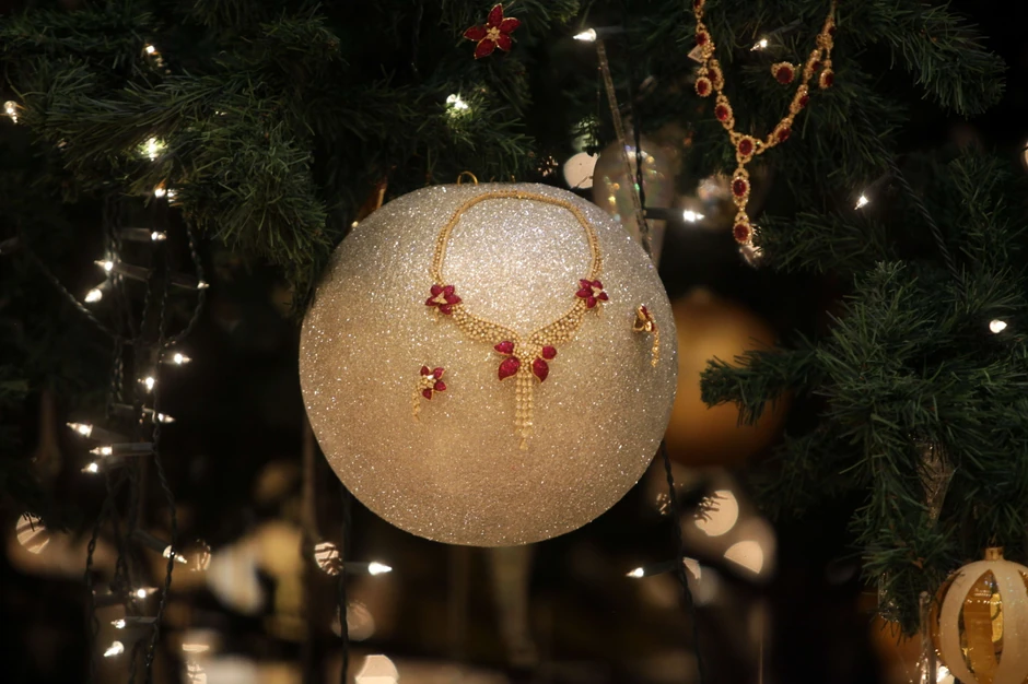 Ogrlice i minuđuše takođe ukrašavaju drvo