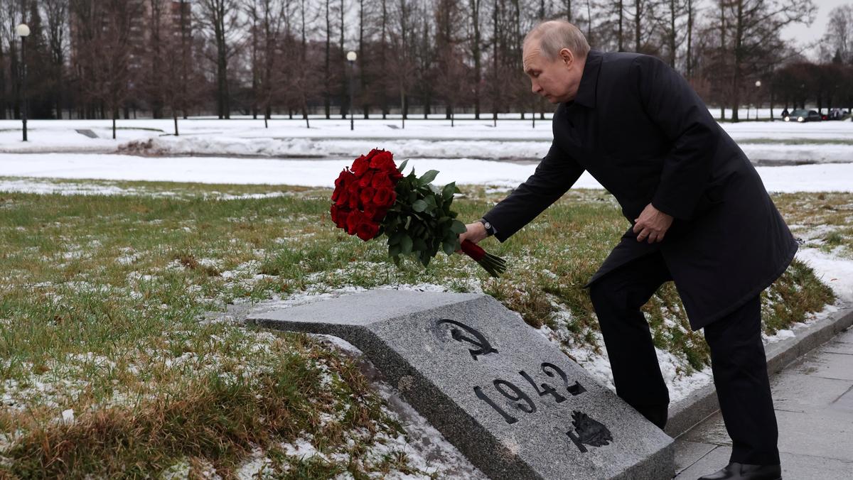 Władimir Putin składa kwiaty pod pomnikiem upamiętniającym przerwanie blokady Leningradu