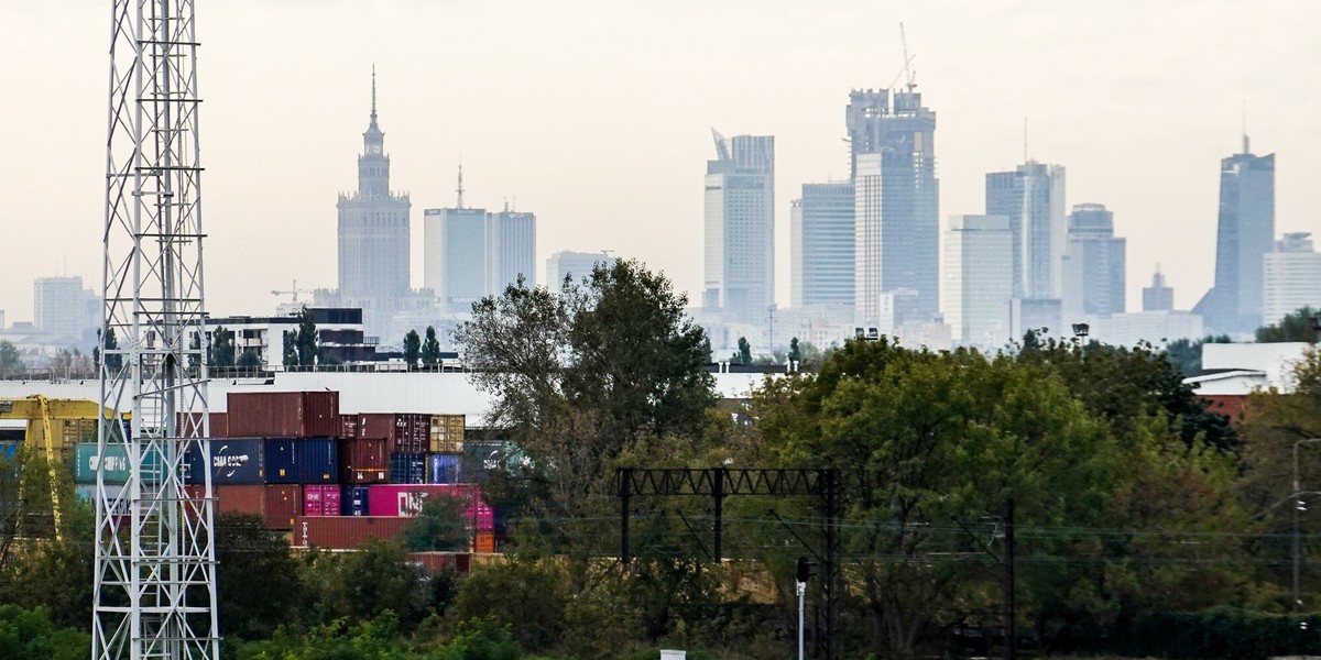 Terminal kontenerowy PKP Cargo Connect w Warszawie, w tle biurowce w centrum stolicy