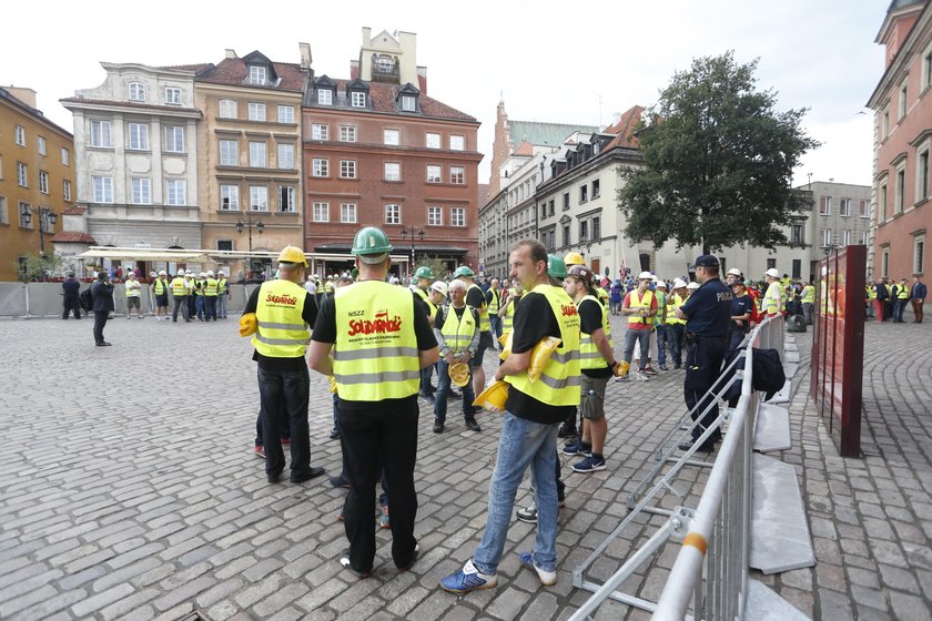 Obchody miesięcznicy smoleńskiej. Krakowskie Przedmieście odgrodzone