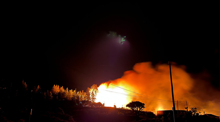 Tűz pusztít a szigeten / Fotó: MTI EPA