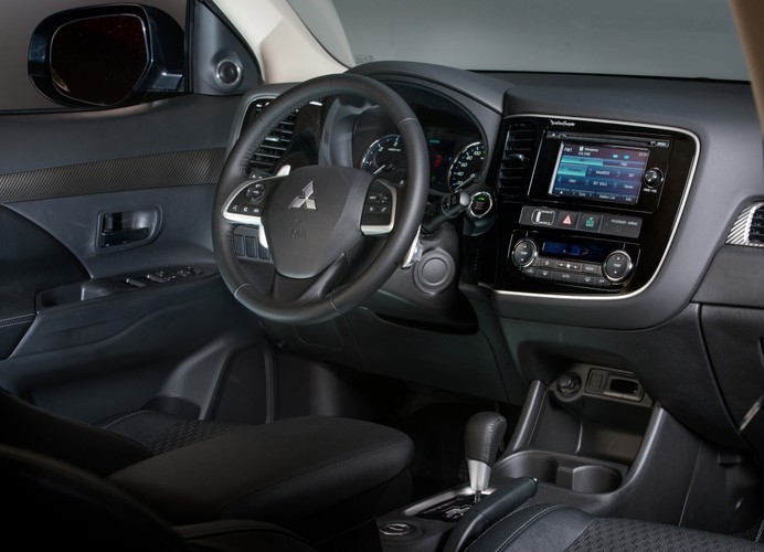 Outlander trzeciej generacji jest wyposażony seryjnie w 7 poduszek bezpieczeństwa