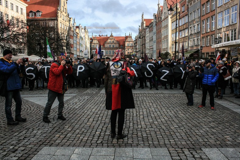 W gdańskim happeningu wzięło nieco ponad 100 osób