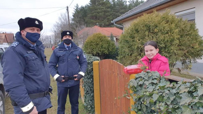 Jófejségből jeles: karanténban lévő gyerekeket leptek meg a rendőrök mikuláscsomaggal – galéria