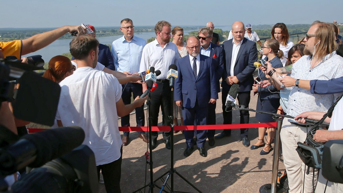 Fala ścieków, spływająca Wisłą od Warszawy, po awarii kolektorów tamtejszej oczyszczalni "Czajka", dotarła w piątek przed południem do Płocka. Jak podaje dyrektor wydziału zarządzania kryzysowego w płockim Urzędzie Miasta Jan Piątkowski, obecnie nie ma zagrożenia dla mieszkańców tego miasta.