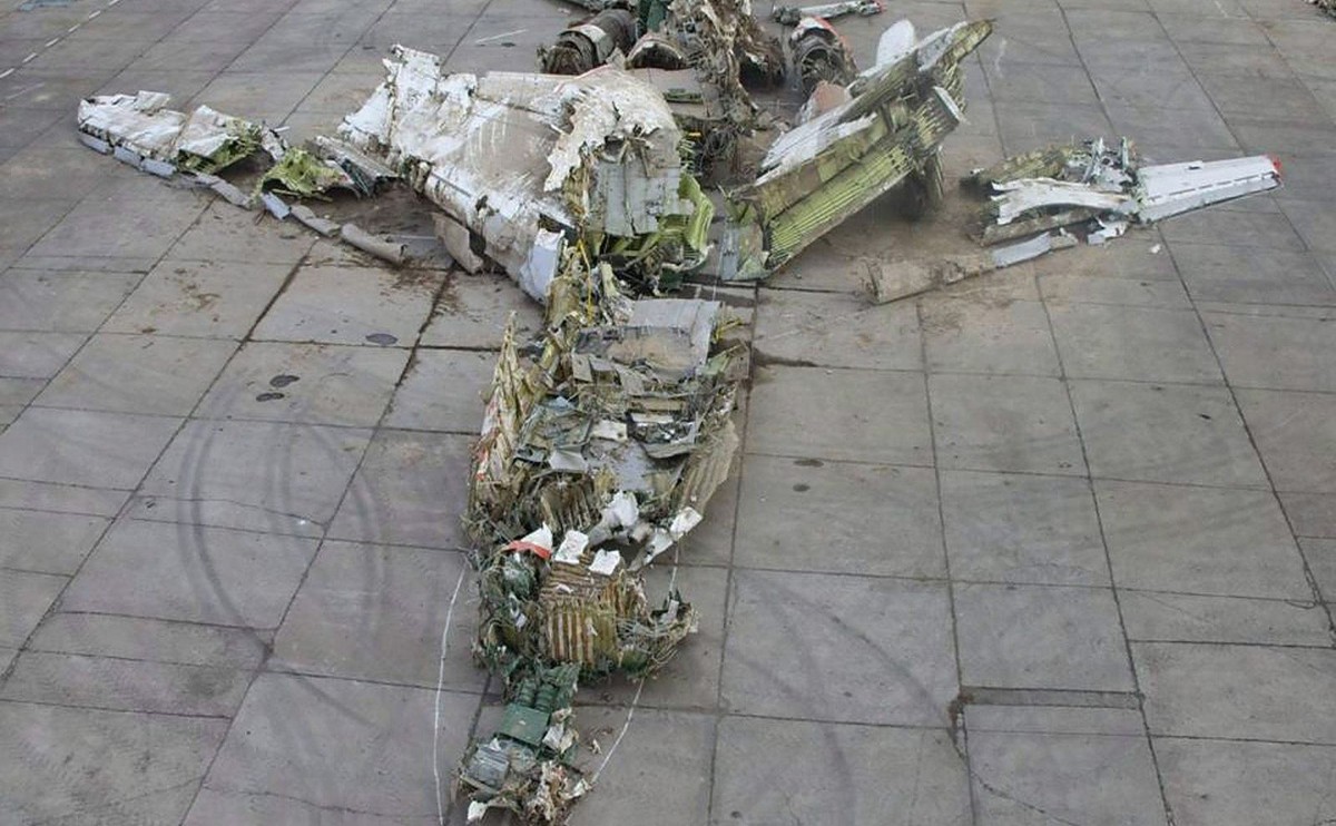 Na zdjęciu archiwalnym z 2010 r., udostępnionym przez Międzypaństwowy Komitet Lotniczy (MAK), wrak prezydenckiego samolotu Tu-154M ułożony na lotnisku wojskowym Siewiernyj w Smoleńsku