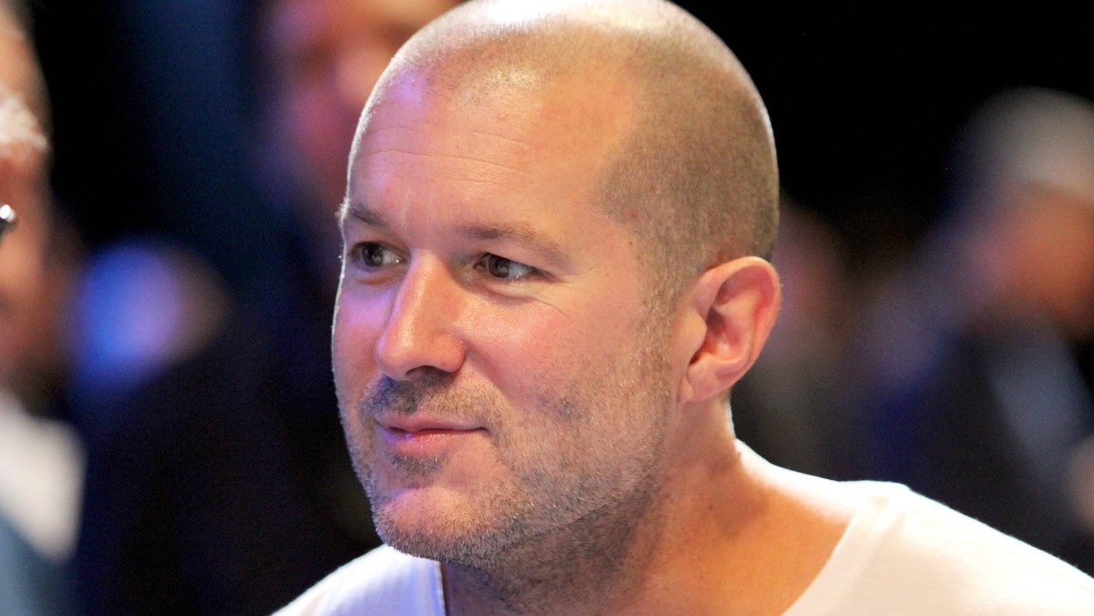 Jony Ive, główny projektant zasiadający w zarządzie Apple'a, odchodzi, by założyć własny biznes. Ive nie żegna się z firmą całkowicie - poprzez swój nowy biznes, LoveFrom będzie nadal zajmował się produktami Apple'a.