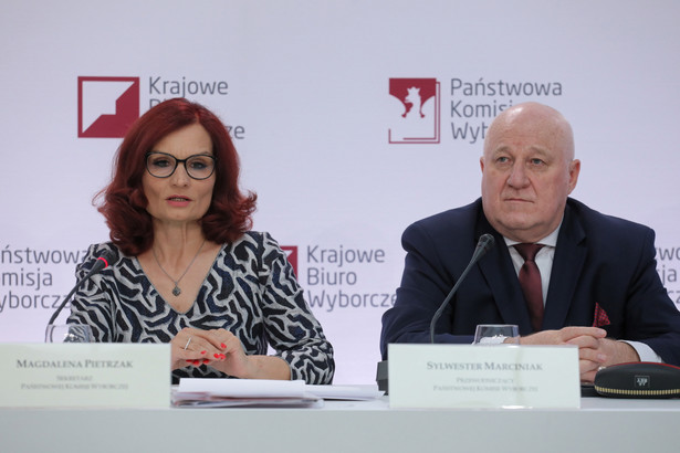 Przewodniczący Państwowej Komisji Wyborczej Sylwester Marciniak i szefowa Krajowego Biura Wyborczego Magdalena Pietrzak podczas konferencji prasowej PKW dot. zakończenia głosowania