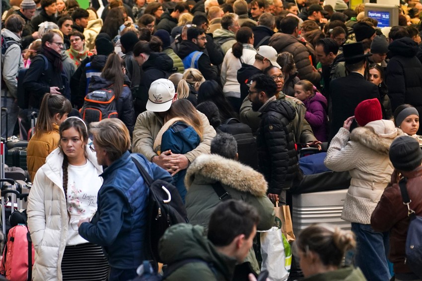 Putnici čekaju Evrostar voz na stanici Sent Pankras u Londonu 30. decembra