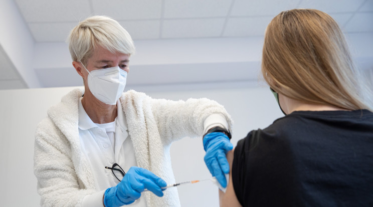 Megkapja egy nő az amerikai Johnson & Johnson leányvállalata, a Janssen egyadagos koronavírus elleni vakcináját a fővárosi Szent Margit Kórházban 2021. november 19-én / Fotó: MTI/Mohai Balázs
