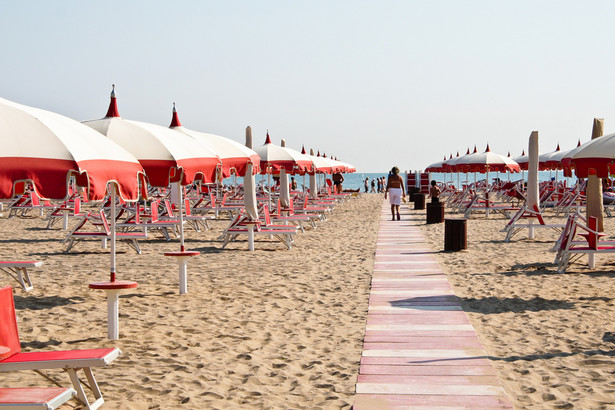 Plaża w Rimini, Włochy. źródło: flickr.com, fot.: *clairity*, licencja: CC Attribution 2.0 Generic.