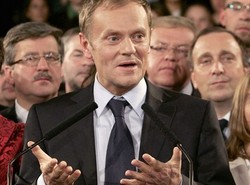 Partia Tuska bezkonkurencyjna. Gdzie jest PiS?