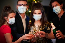 Obostrzenia w sylwestra. Morawiecki o karach i mandatach za łamanie restrykcji